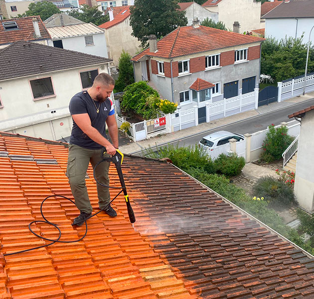Demoussage et nettoyage de toiture à Montreuil (93100) en Seine-Saint-Denis (93)