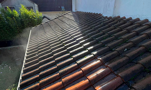 Nettoyage et démoussage de toiture à Montreuil (93100) en Seine-Saint-Denis (93)